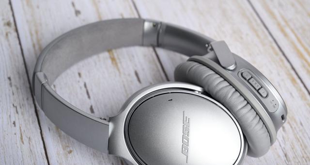 QC35是如何成为顶级无线耳机的？（全面评估QC35的设计、音质和性能）